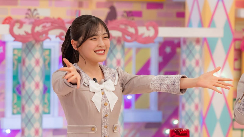 「聴いてください！」と体全体でアピールする柴田柚菜