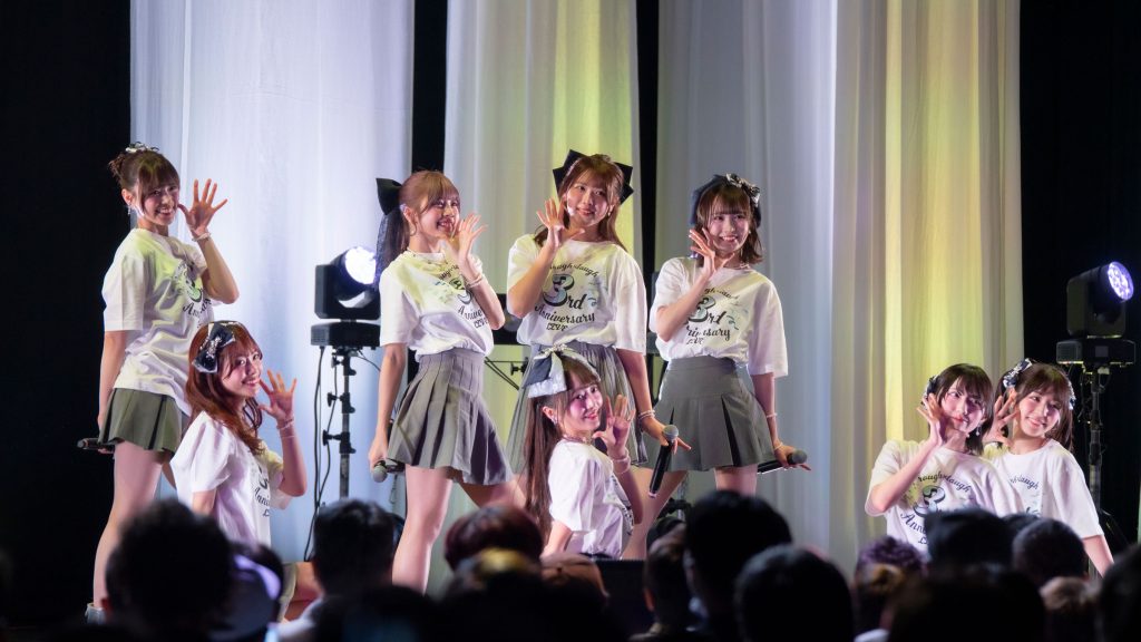 『Yondanda』を披露するラフ×ラフ／『ラフ×ラフ 3rd Anniversary LIVE』より