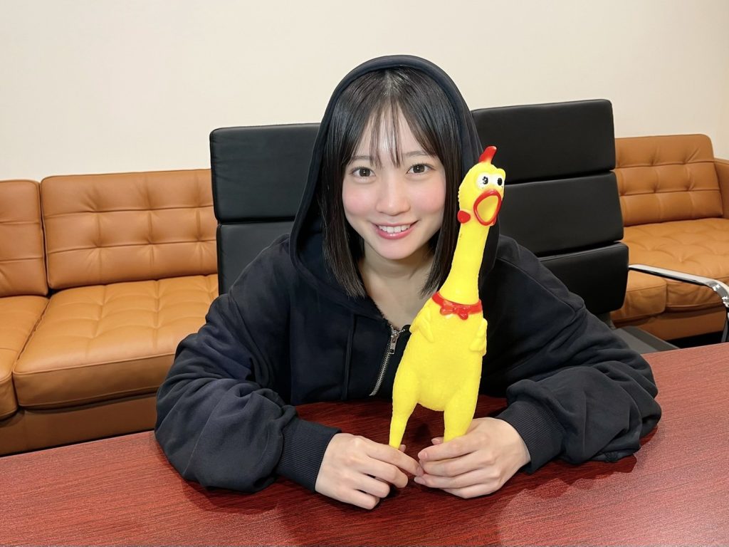 辛味チキンも好き、ということでニワトリを持ち出す須永さん