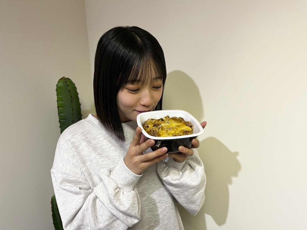 チーズ牛丼を見つめる、須永心海