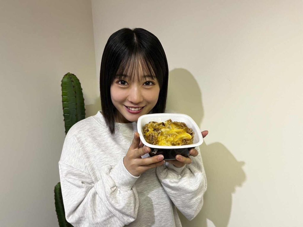 チーズ牛丼を前に、笑みが止まらない須永心海