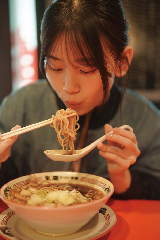 『BRODY4月号』より、山下瞳月×ラーメングラビア
