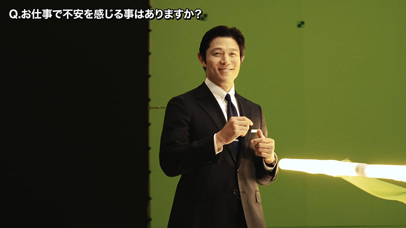 インタビューに応じる鈴木亮平