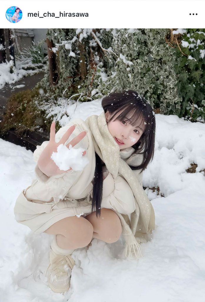 雪に大はしゃぎ中