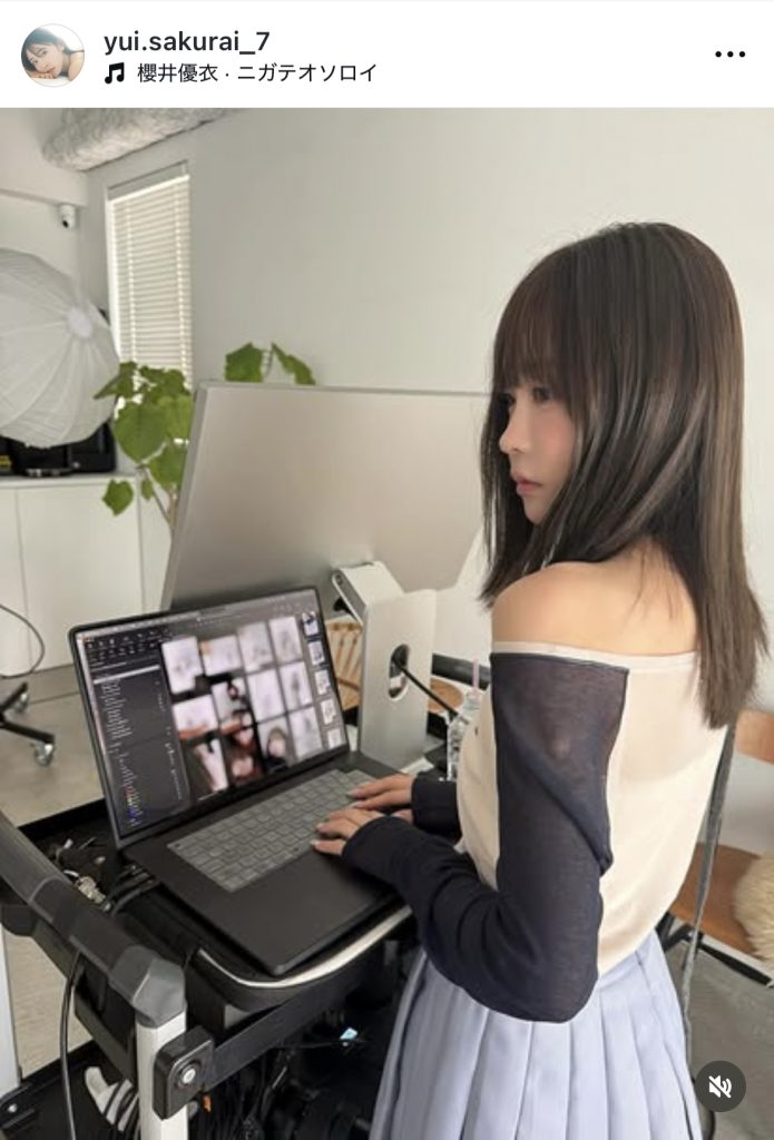画像チェック中のお仕事カット