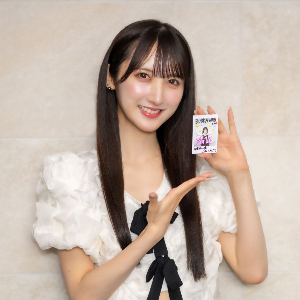 1st写真集『予定外の瞳』を発売したAKB48・長友彩海さんのサイン入りチェキを1名様に