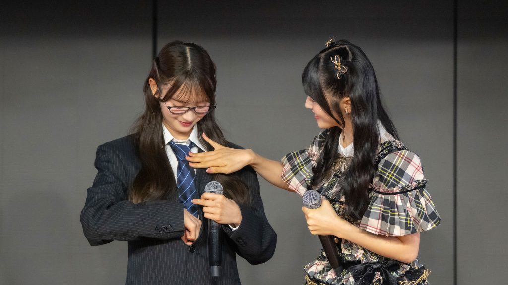 『AKB48 秋コンサート・コンセプト発表会』に出席したAKB48伊藤百花と佐藤綺星