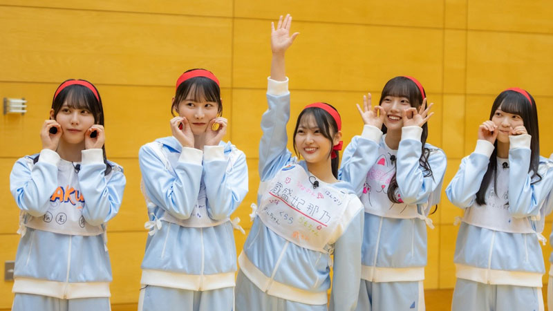 “西軍”はは大田美月、蔵盛妃那乃、佐藤優羽、高井俐香、松尾桜