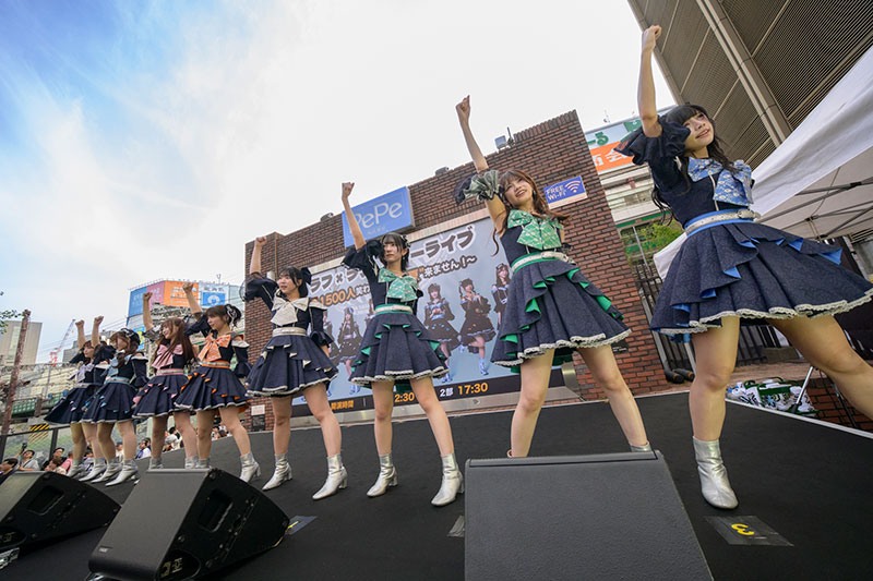 「ラフ×ラフ フリーライブ～1500人笑わせないと"夏"来ません！～」より