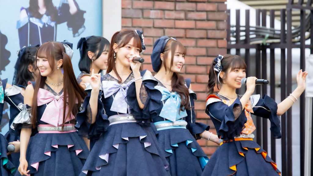 『ラフ×ラフ フリーライブ~1500人笑わせないと“夏”来ません!~』より