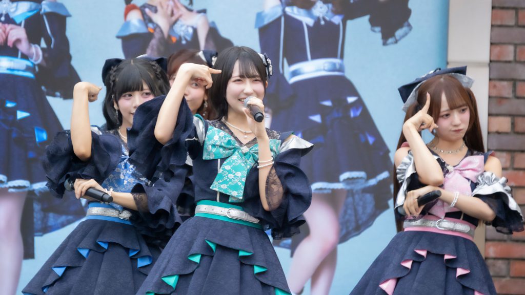 『ラフ×ラフ フリーライブ~1500人笑わせないと“夏”来ません!~』より