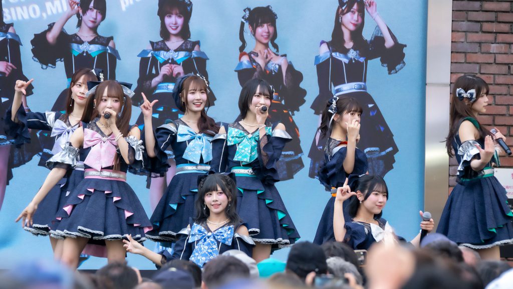 『ラフ×ラフ フリーライブ~1500人笑わせないと“夏”来ません!~』より