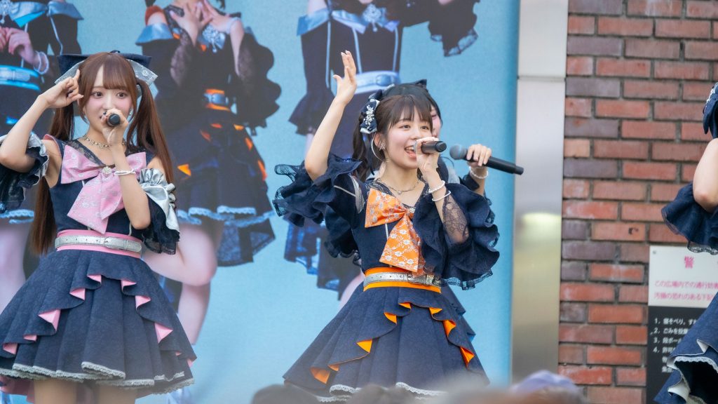 『ラフ×ラフ フリーライブ~1500人笑わせないと“夏”来ません!~』より