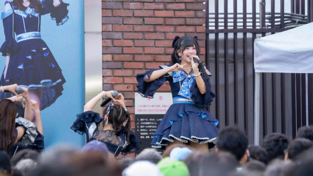『ラフ×ラフ フリーライブ~1500人笑わせないと“夏”来ません!~』より