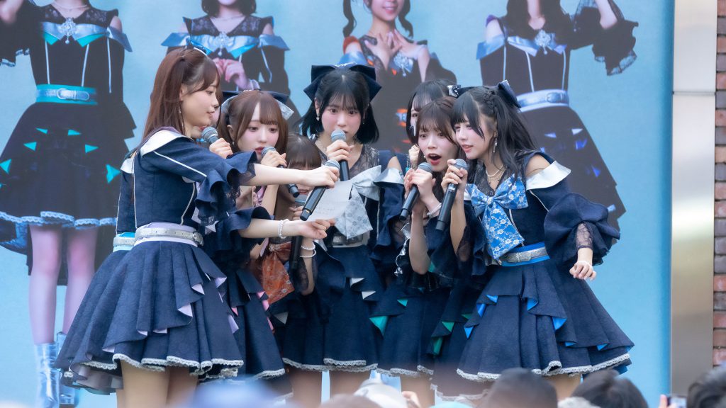 『ラフ×ラフ フリーライブ~1500人笑わせないと“夏”来ません!~』より