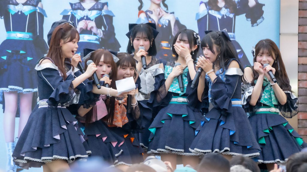 『ラフ×ラフ フリーライブ~1500人笑わせないと“夏”来ません!~』より