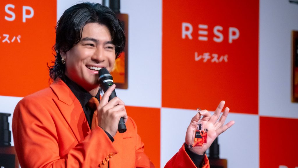 オリジナルのデザインチャームに笑顔を見せる森本慎太郎