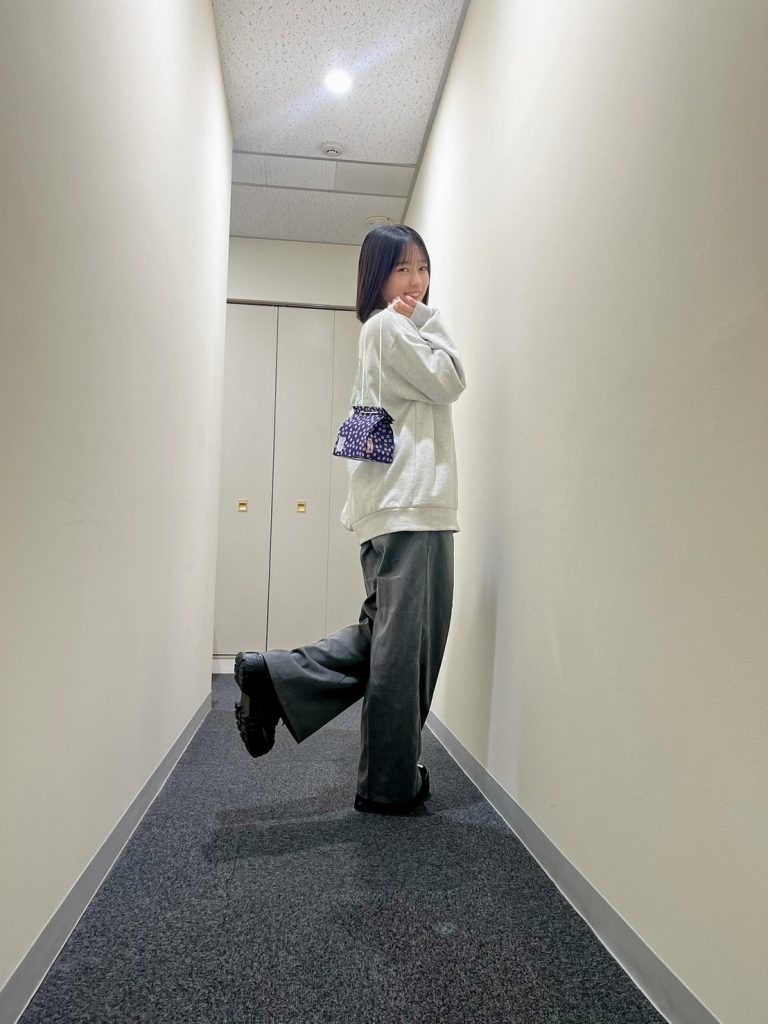お土産の信玄餅でエレガントなポーズの須永心海