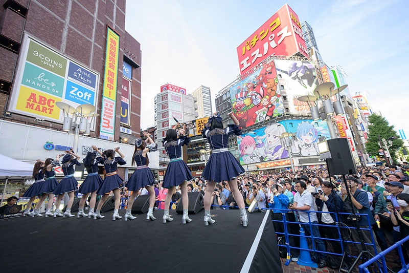 「ラフ×ラフ フリーライブ～1500人笑わせないと“夏”来ません！～」より