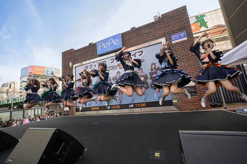 「ラフ×ラフ フリーライブ～1500人笑わせないと“夏”来ません！～」より