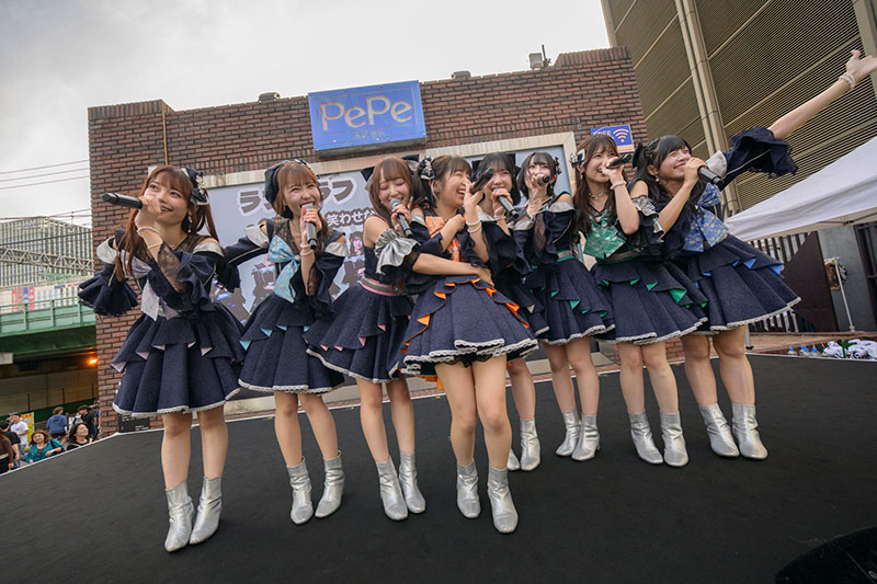 「ラフ×ラフ フリーライブ～1500人笑わせないと“夏”来ません！～」より