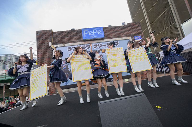 「ラフ×ラフ フリーライブ～1500人笑わせないと“夏”来ません！～」より