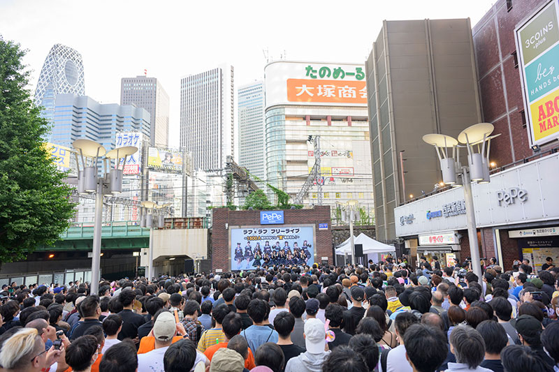 「ラフ×ラフ フリーライブ～1500人笑わせないと“夏”来ません！～」より
