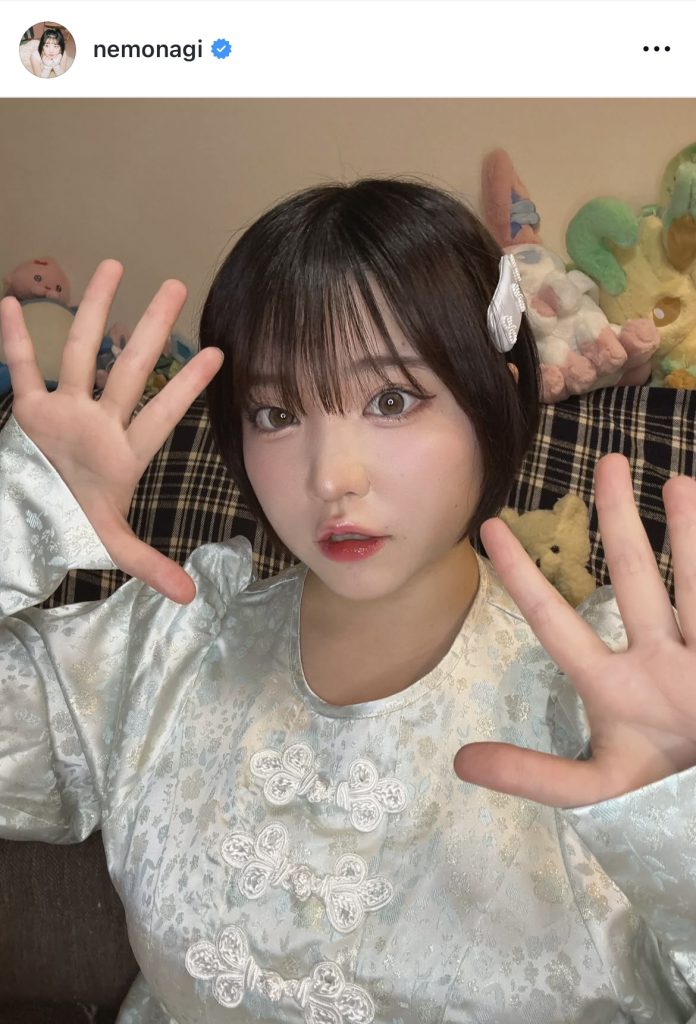 と思いきや、カメラに向かっておどけたポーズ