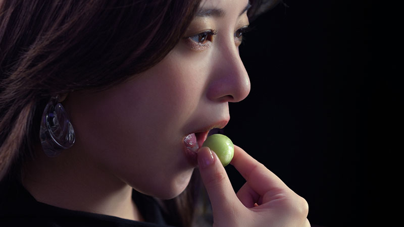 「アイスの実」新TV-CM『アイスの実 味わう濃厚ジェラート』篇より