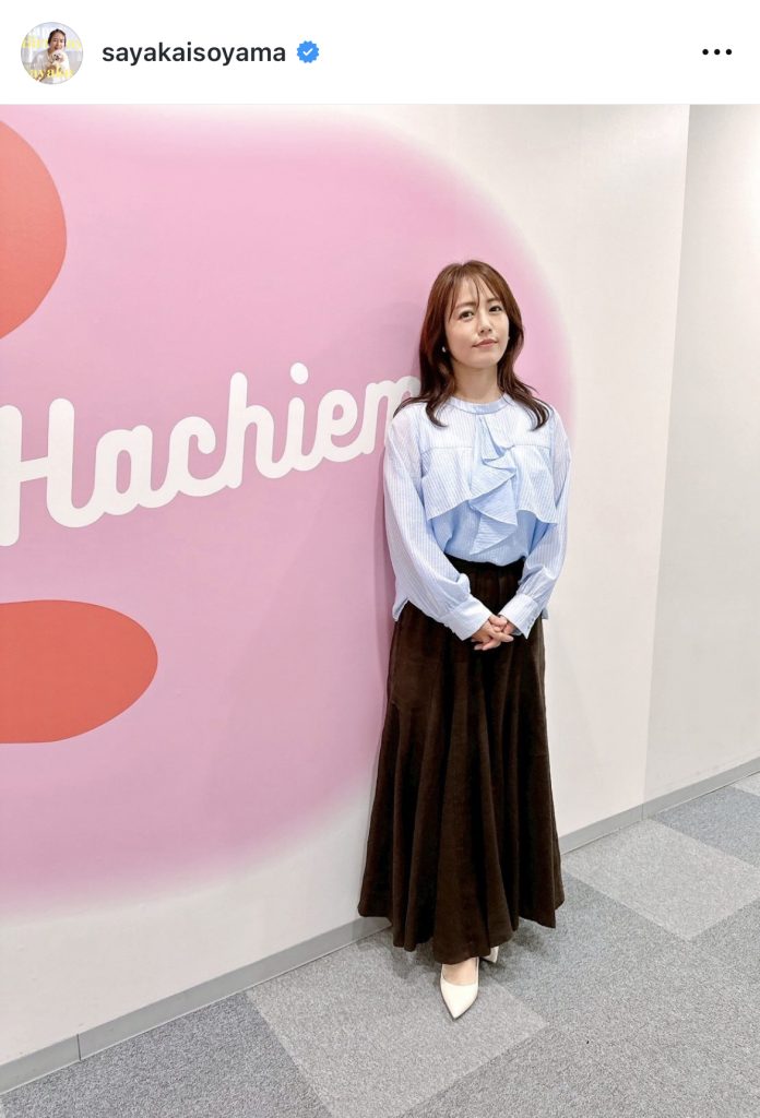 ブルーのブラウス&ブラウンのロングスカート姿が美しい