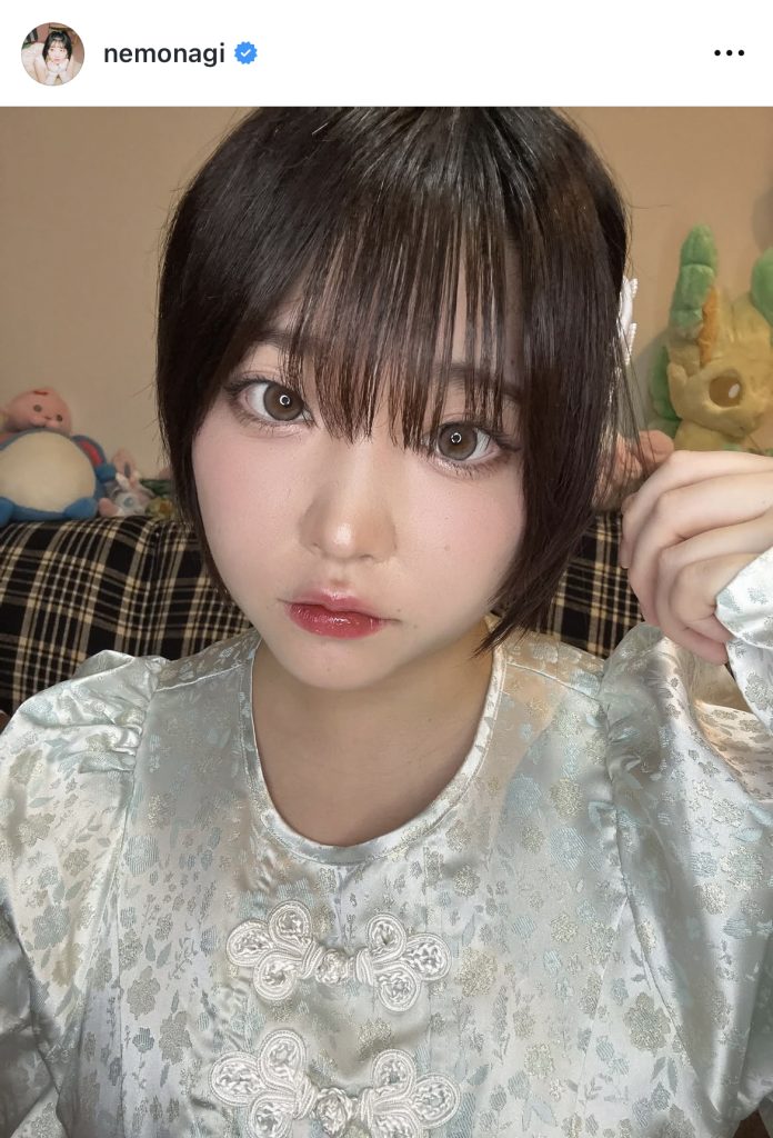 飾らないカメラ目線が魅力的