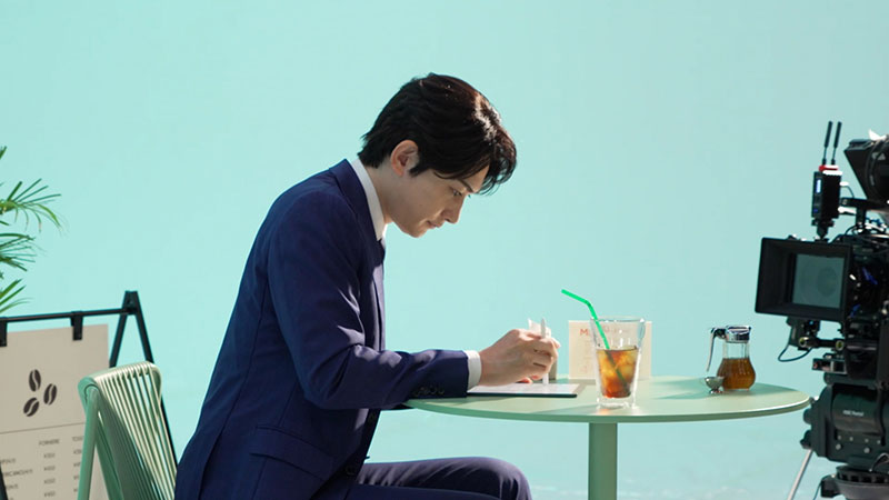 電子書籍リーダー「Kindle Scribe」新WEB CM「考える人は、書くを止めない篇」メイキングより