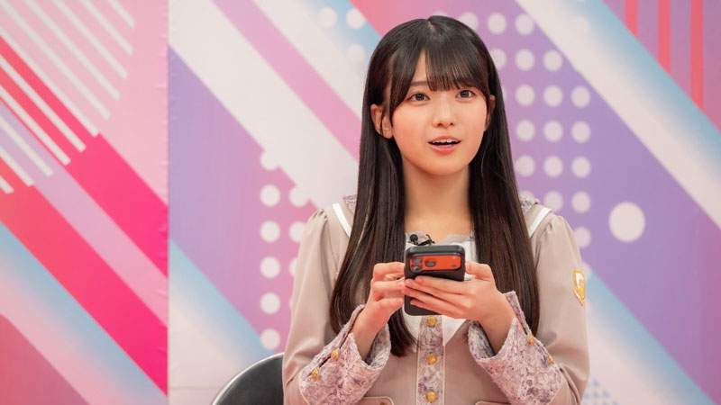 “井上和がスマホをいじるときにする顔”を披露する瀬戸口心月