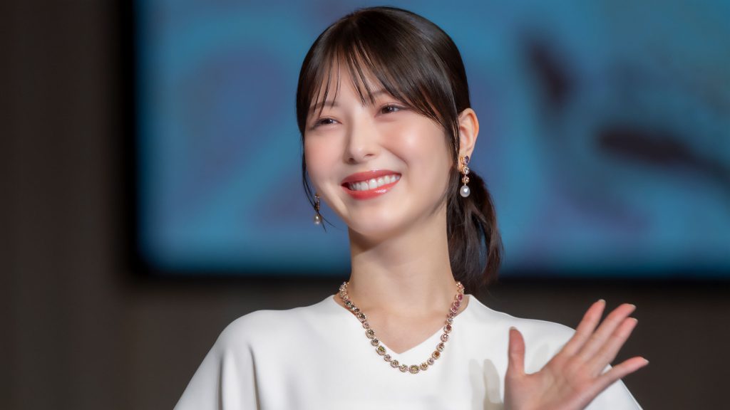 「第37回日本ジュエリーベストドレッサー賞」授賞式に出席した浜辺美波