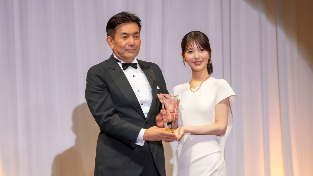 「第37回日本ジュエリーベストドレッサー賞」授賞式に出席した浜辺美波