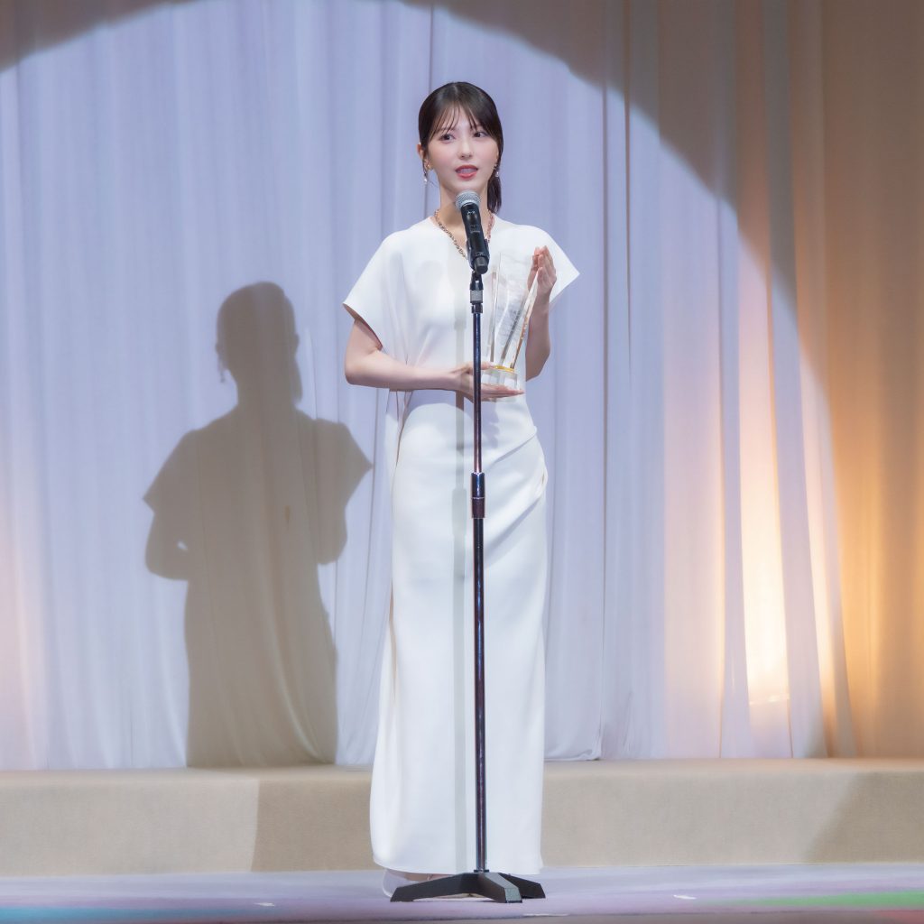 「第37回日本ジュエリーベストドレッサー賞」授賞式に出席した浜辺美波