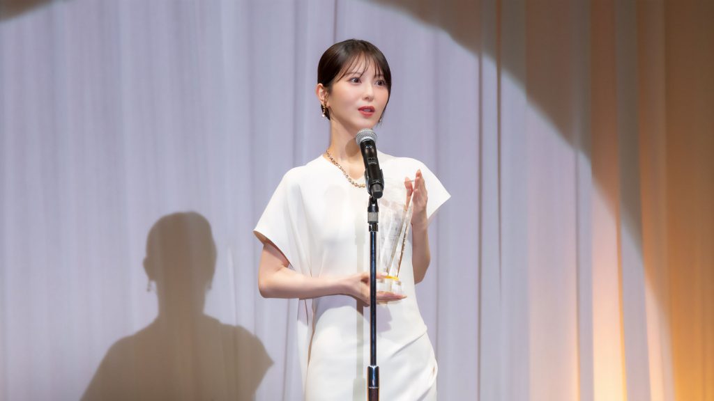 「第37回日本ジュエリーベストドレッサー賞」授賞式に出席した浜辺美波