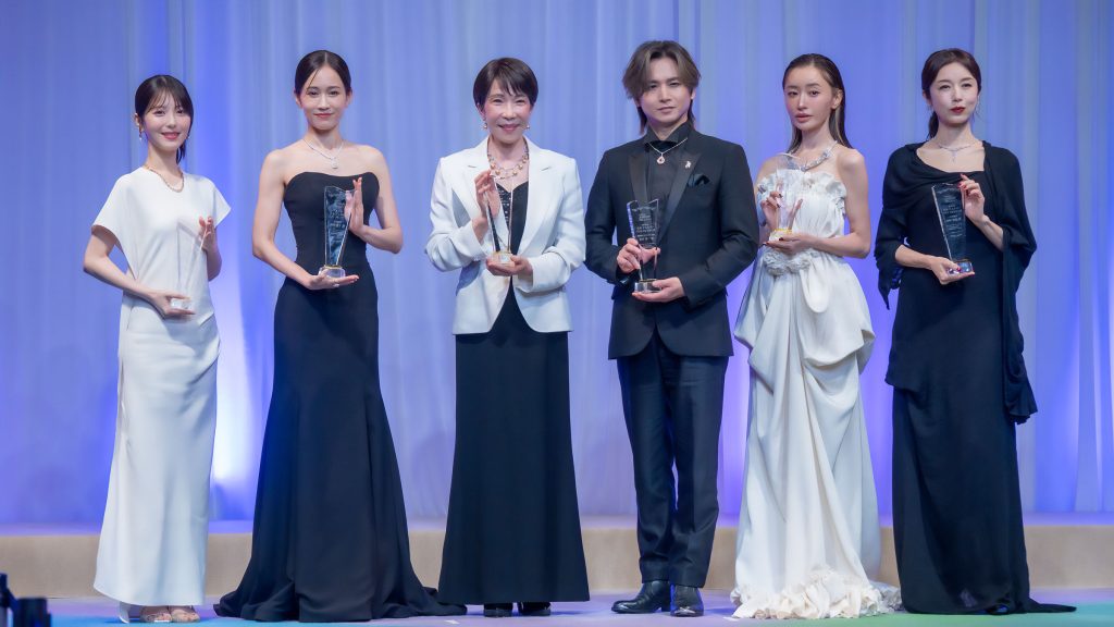 「第37回日本ジュエリーベストドレッサー賞」授賞式に出席した浜辺美波、前田敦子、高市早苗総理大臣、堂本光一、松本まりか、高岡早紀