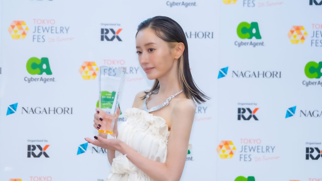「第37回日本ジュエリーベストドレッサー賞」授賞式に出席した松本まりか