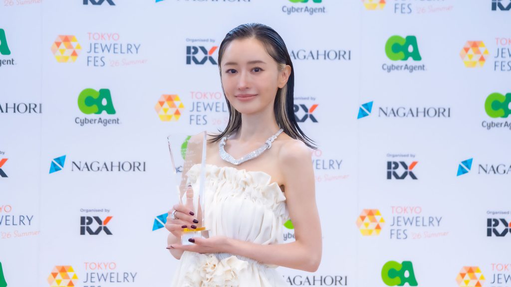 「第37回日本ジュエリーベストドレッサー賞」授賞式に出席した松本まりか