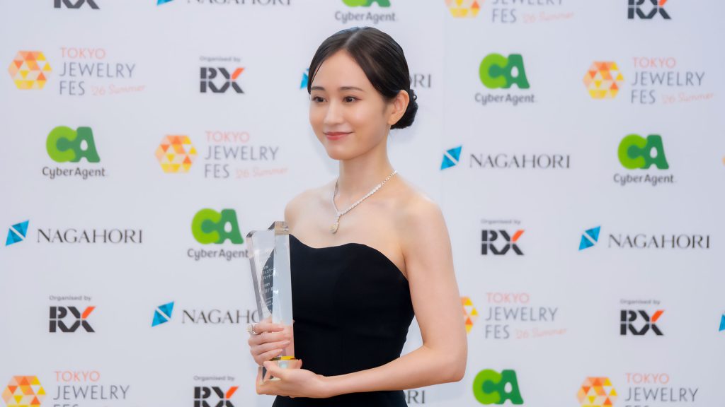 「第37回日本ジュエリーベストドレッサー賞」授賞式に出席した前田敦子