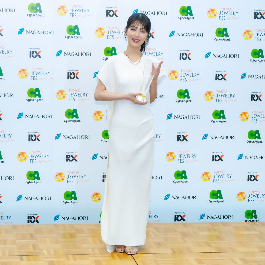 「第37回日本ジュエリーベストドレッサー賞」授賞式に出席した浜辺美波