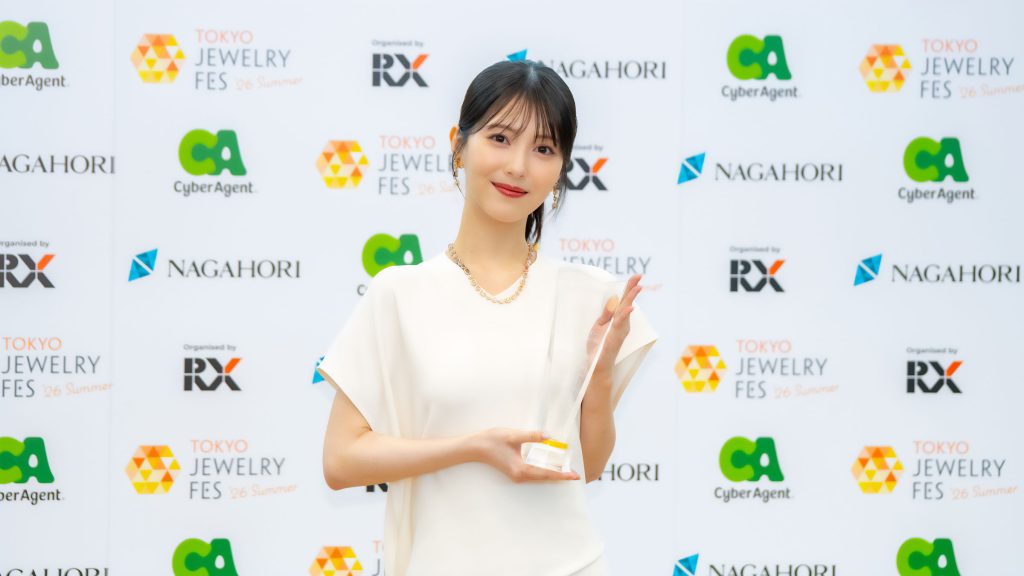 「第37回日本ジュエリーベストドレッサー賞」授賞式に出席した浜辺美波