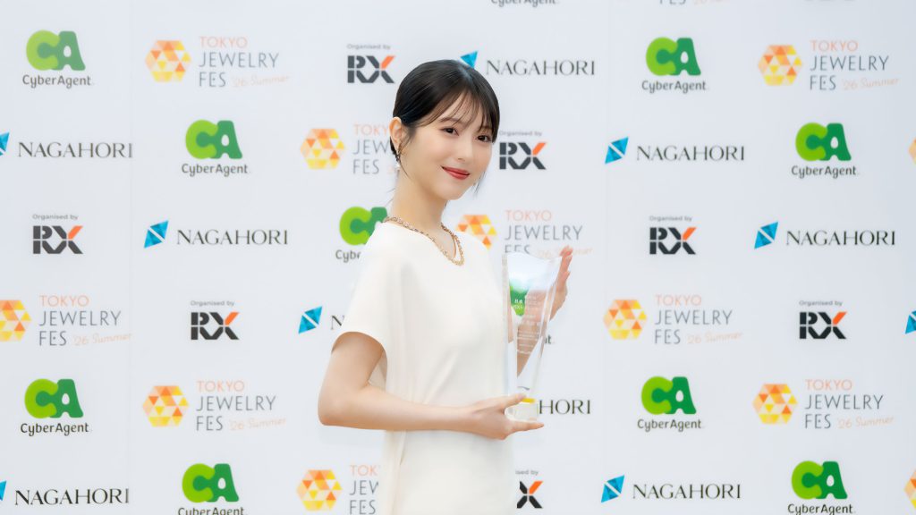 「第37回日本ジュエリーベストドレッサー賞」授賞式に出席した浜辺美波