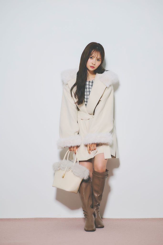 上品なファー使いが目を引く、あざとかわいい主役級コートがメインのコーディネート／dazzlin_伊藤百花　outer：20,900円(税込)