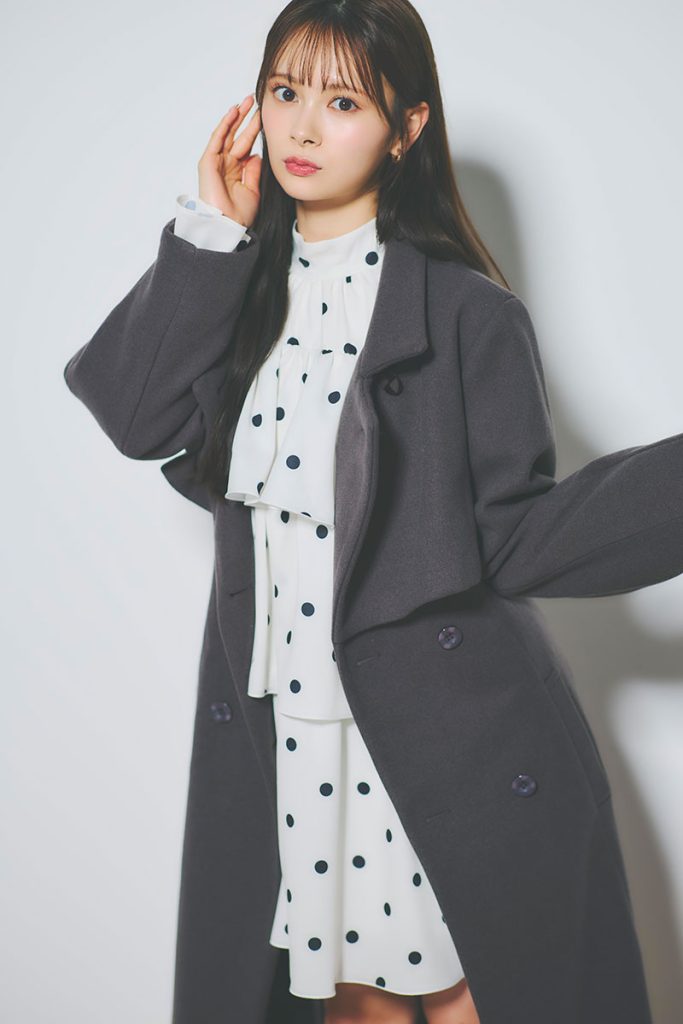dazzlinの名品アウターに、フェミニンなミニワンピースを合わせた大人可愛いコーディネート／dazzlin_伊藤百花　outer：19,800円(税込)