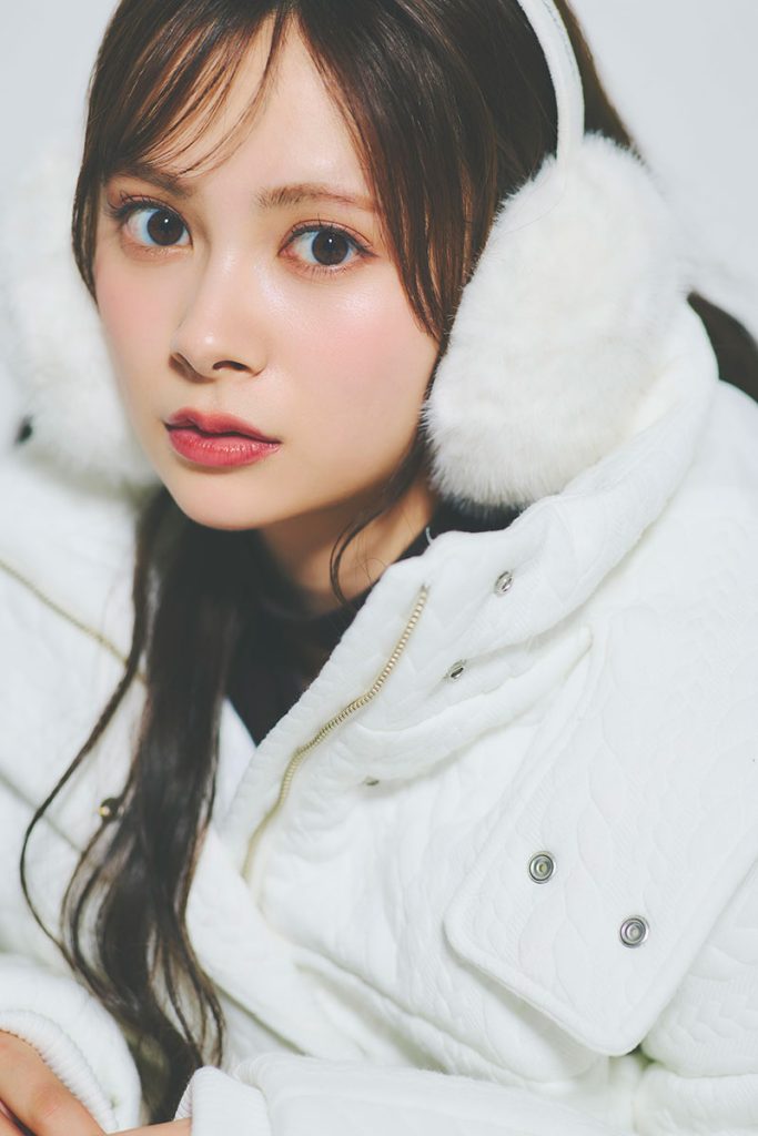 サイドレースのパンツが抜け感をプラスし、カジュアルながらも女性らしい印象へ導く／dazzlin_伊藤百花