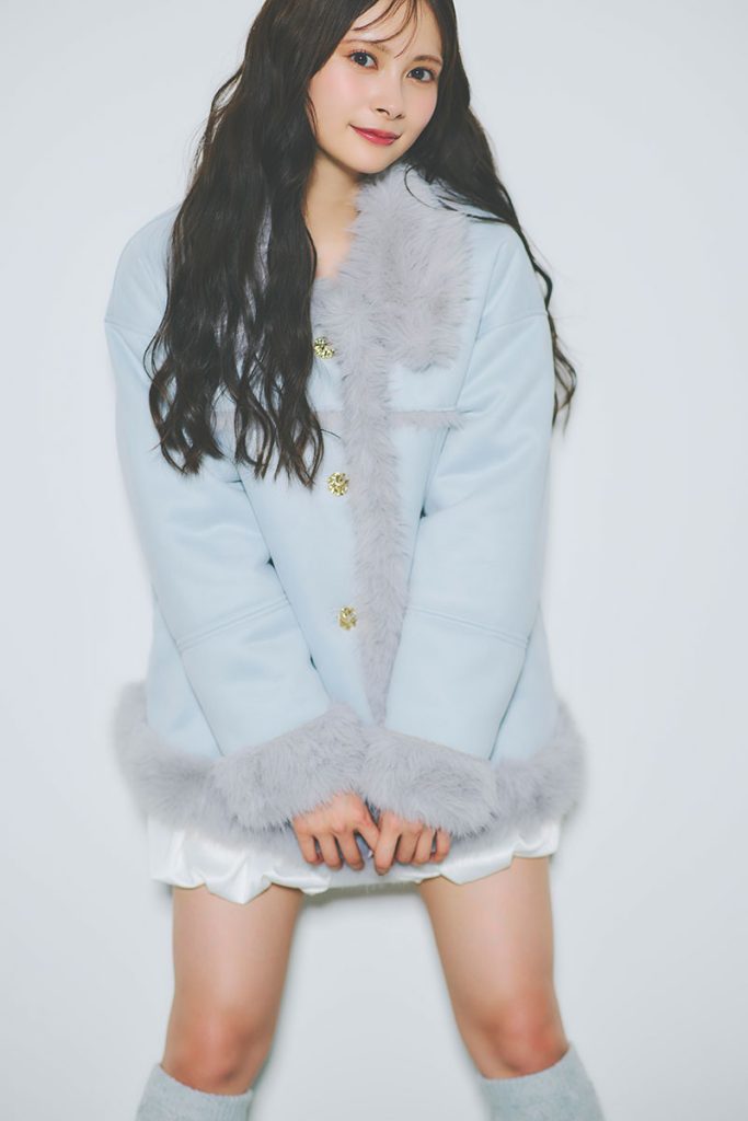 カジュアルさと可愛さをいいとこどりした、やわらかなカラーのムートンアウター／dazzlin_伊藤百花　outer：17,050円(税込)