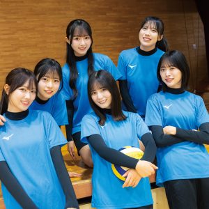 日向坂46“バレー部”密着インタビュー｜“エースをねらえ”なスーパールーキー・片山紗希の入部に、キャプテン・小坂菜緒「スポーツって人をつなげる」