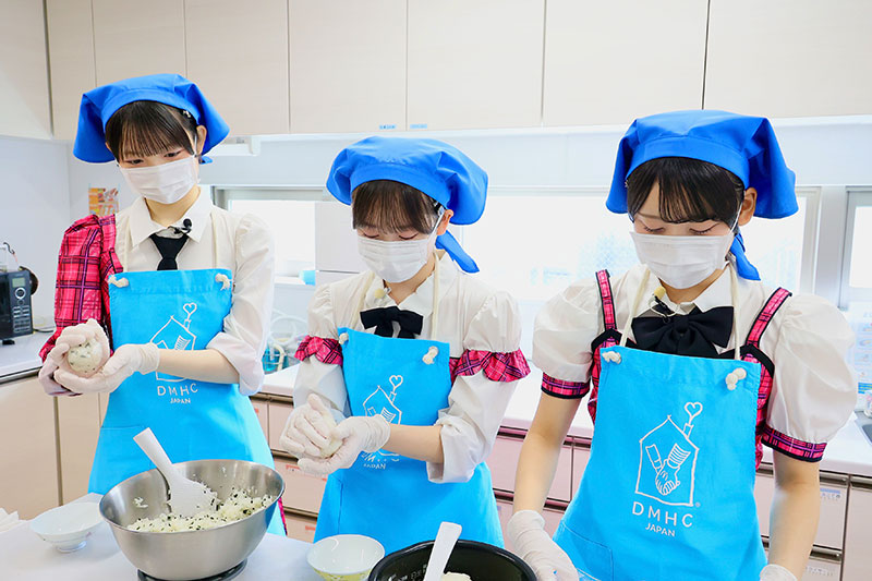 意見を出し合いながらおにぎり作り